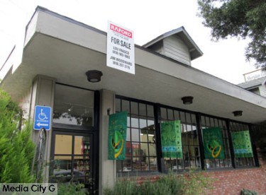 Photo: FLLewis / Media City G -- Sheridan Gardens at 817 North Hollywood Way in Burbank closed its doors on February 20, 2015