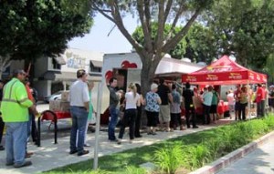 Photo: FLLewis/Media City G -- Hundreds of Burbank City Federal Credit Union members lined up on Magnolia Boulevard to get free In-N-Out burgers in Burbank June 14, 2013