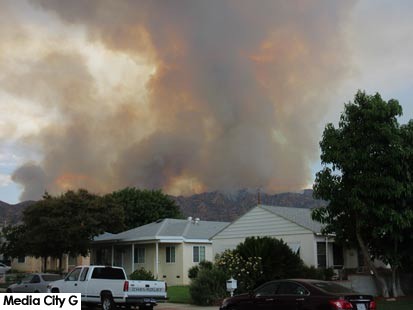 Photo: FLLewis / Media City G -- View of La Tuna Fire near Pacific Avenue and Naomi Street in Burbank September 1, 2017