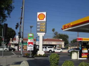 Photo: FLLewis/ Media City G -- Price of regular gas under $4 at Shell station at Magnolia Boulevard and Buena Vista Street in Burbank June 14, 2012