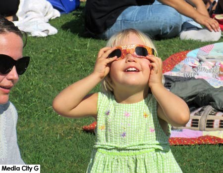 Photo: FLLewis / Media City G -- Toddler delighted with what she sees in the sky at George Izay Park Burbank August 21, 2017