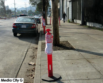 Photo: FLLewis / Media City G -- No parking signs along Victory Blvd between Olive Avenue and Verdugo Avenue in Burbank November 1, 2016