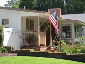 Photo: FLLewis/Media City G -- The stars and stripes fly at this home on Riverside Drive on Memorial Day May 28, 2012